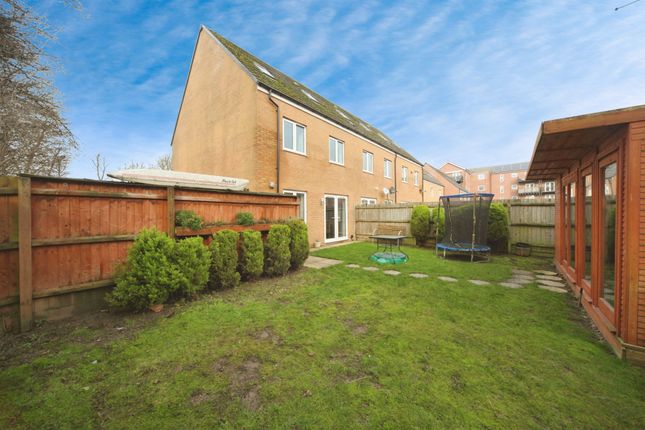 19, Fauna Field, DUNSTABLE photo 2