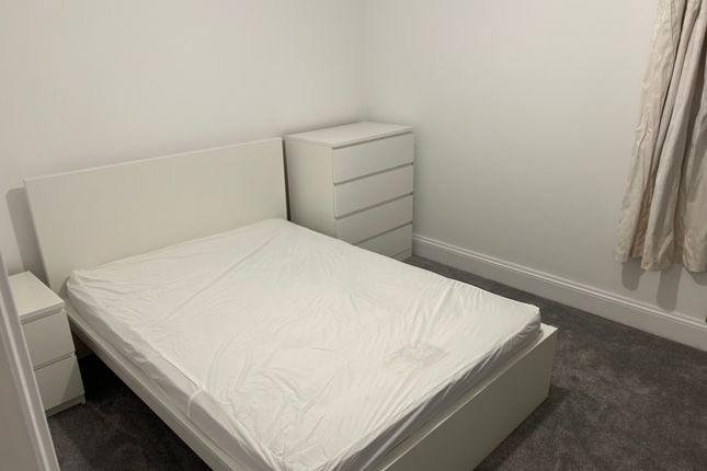 A Spacious And Tidy Double Bedroom With Modern Fur...