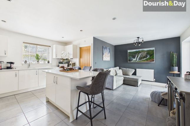 9 Manor Grove, Stafford photo 3