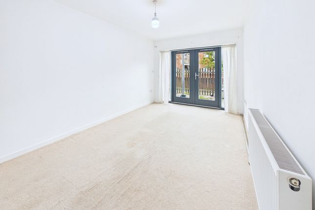 Flat Flat 3, Hannah Court, Sunningdale Gardens, London photo 3