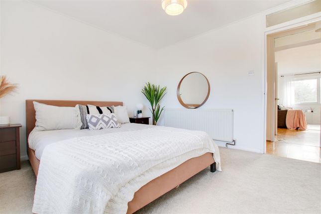 Flat to rent in Crofton Way, Enfield