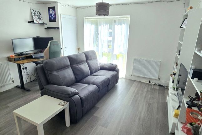 Flat 1, Flynn House, 20, Woodside Close, Surrey photo 2