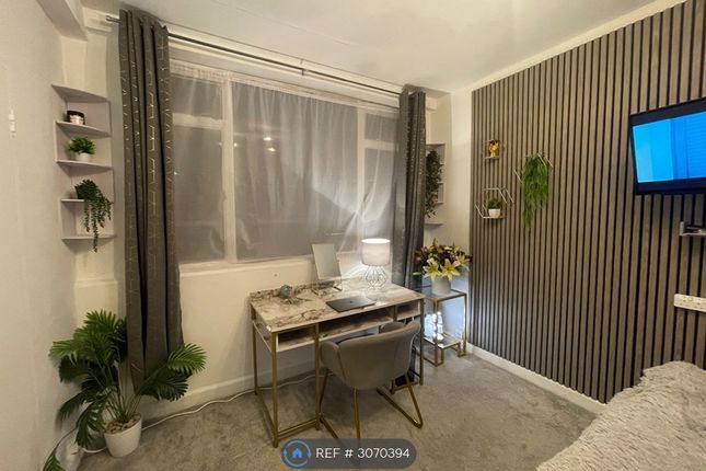 Flat, Florin Court Charterhouse Square, London photo 3