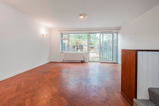 2 Runnymede Court, Egham photo 3