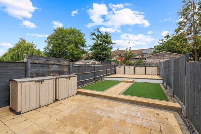 27 Harrowdene, Stevenage, Hertfordshire photo 2
