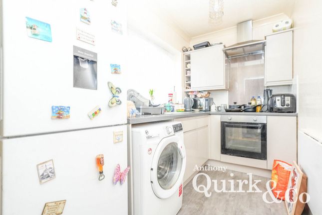 6, Miltsin Avenue, Canvey Island photo 4