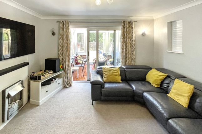 116, Whitebeam Avenue, Bromley photo 2