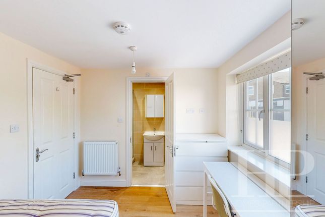 Room 1, 36 Alpha Road, Crawley photo 4