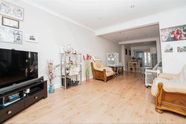 End terrace house for sale in Penbury Road, Southall