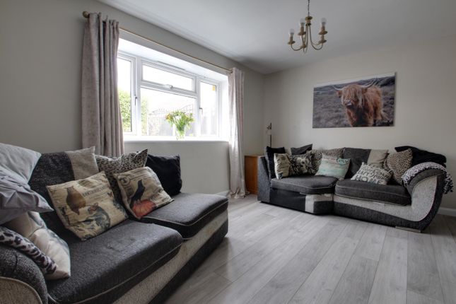 26, Alderton Crescent, Leeds photo 4