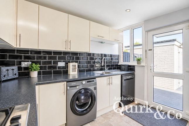 12, Sixth Avenue, Canvey Island photo 4