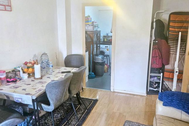 Flat 12 Stoneworth Court, Birchanger Road, London photo 4