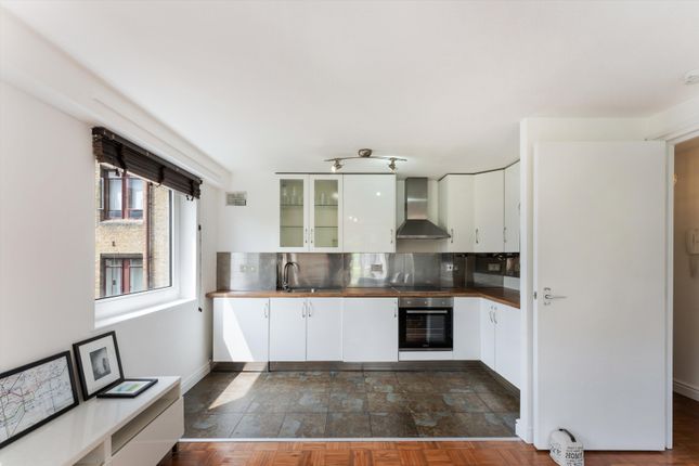 Flat to rent in Orient Wharf, Wapping High Street, London E1W.