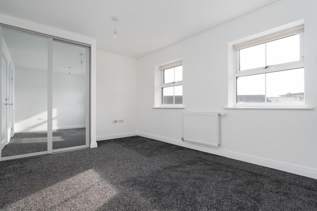 Town house for sale in Autumn Way, West Drayton