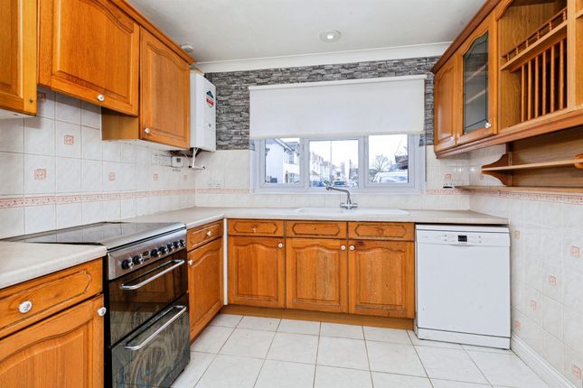 28, Salt Hill Avenue, SLOUGH photo 4