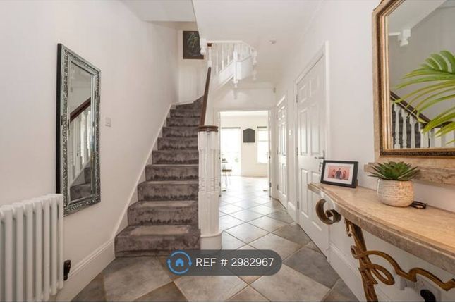 Savery Drive, Long Ditton, Surbiton photo 4