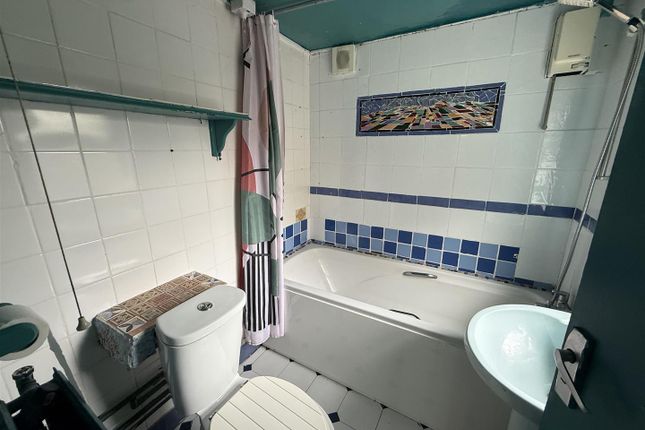 15, Queens Drive West, Peterborough photo 5