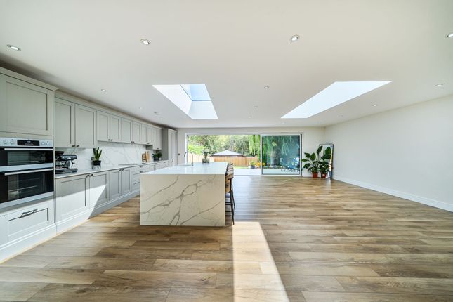 104 Bucknalls Lane, Watford photo 4