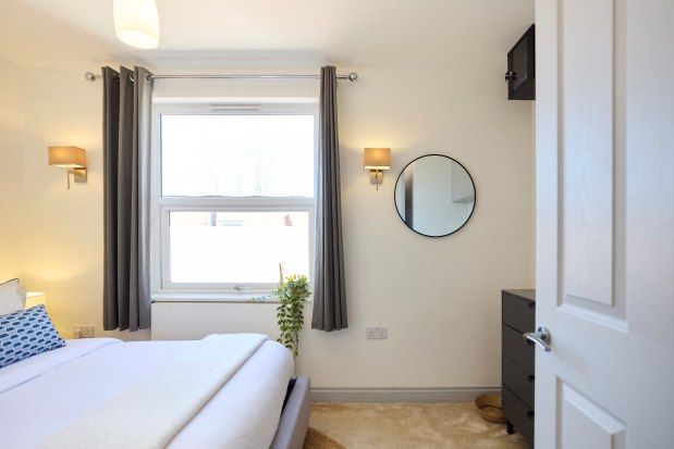 Flat to rent in Leghorn Road, London