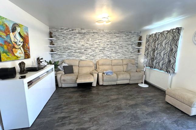 13, Cullen Close, Luton photo 3