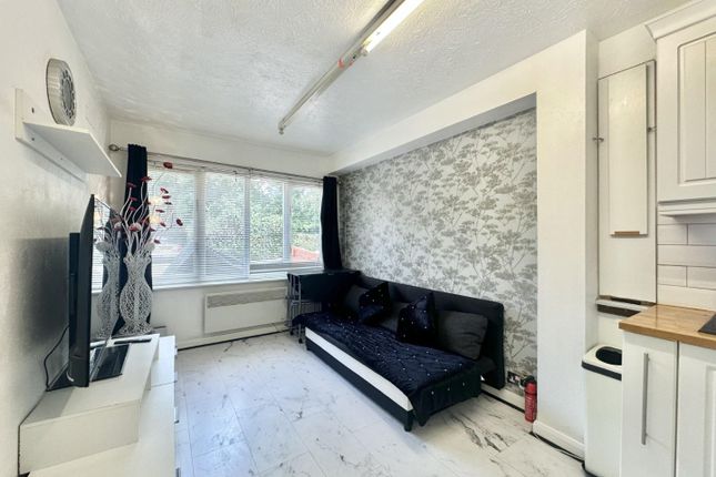 Ground floor flat of 23, Marina Approach, Hayes photo 3