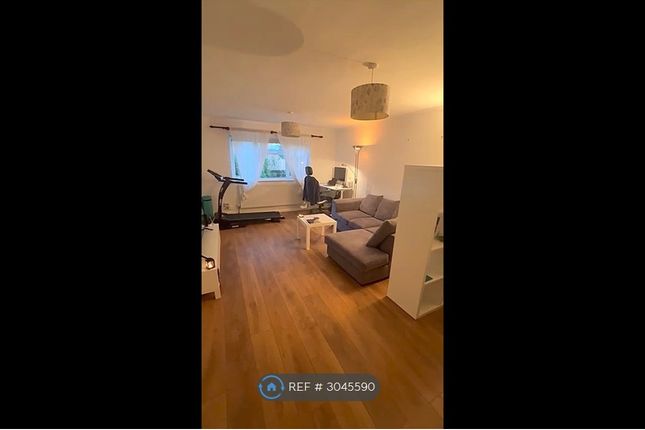 Flat  Wimbourne Court, Christchurch Close, London photo 4