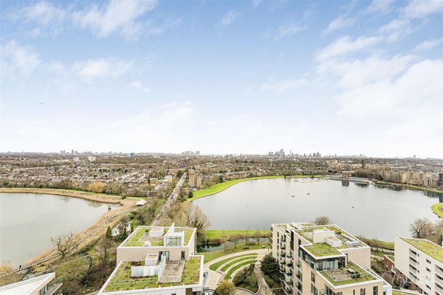 Flat to rent in Residence Tower, Woodberry Grove, London