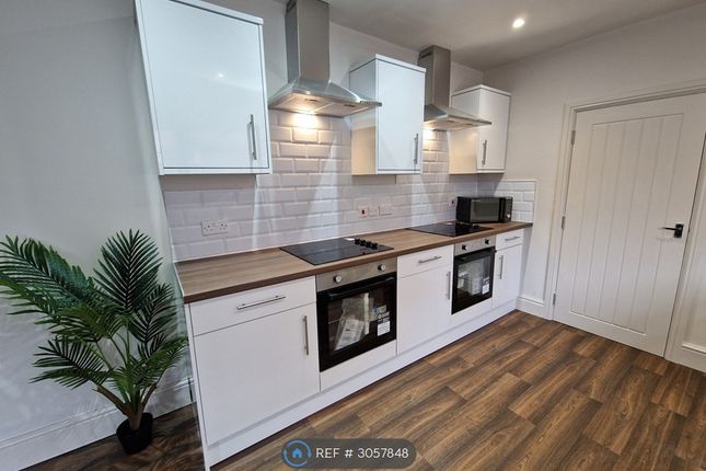 Room   Greenway Road, Runcorn photo 2