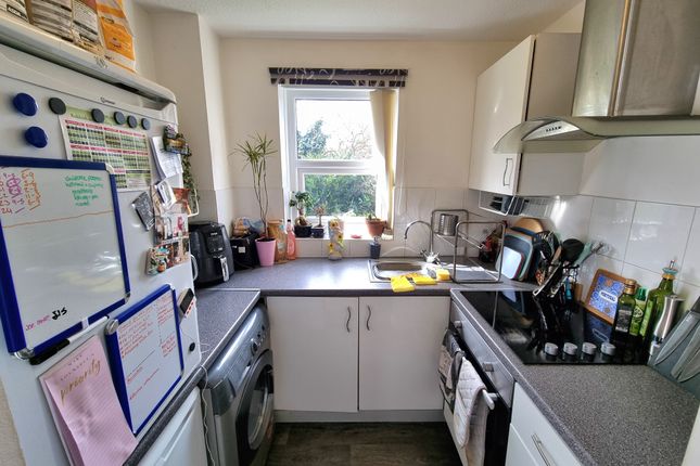 32, Heather Close, GOSPORT photo 2