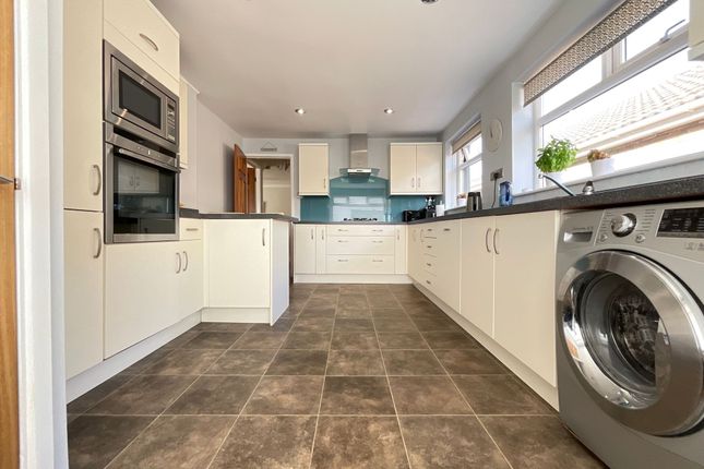 16 Knolls Close, Scarborough photo 4