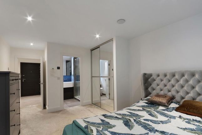 Flat for sale in Sterling Way, London