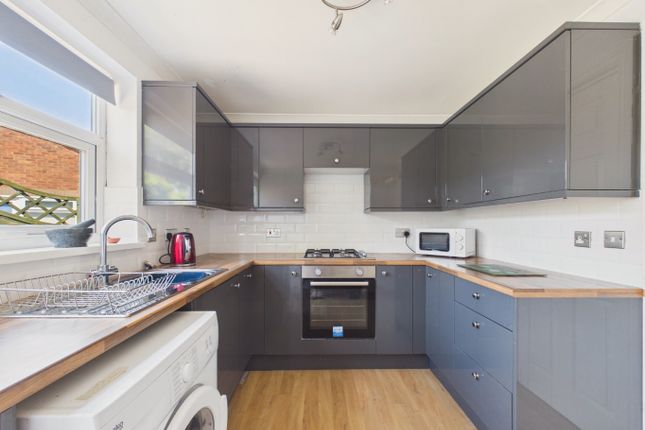 8, Oak Grove, Hull photo 2