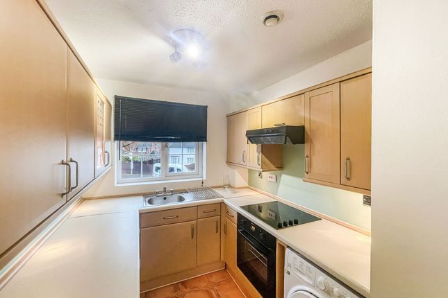 4 Starwood Court London Road, Slough photo 4