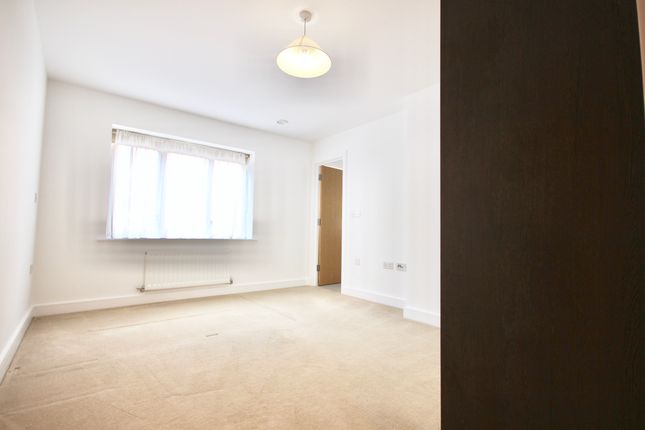 Flat to rent in Guardhouse Way, London