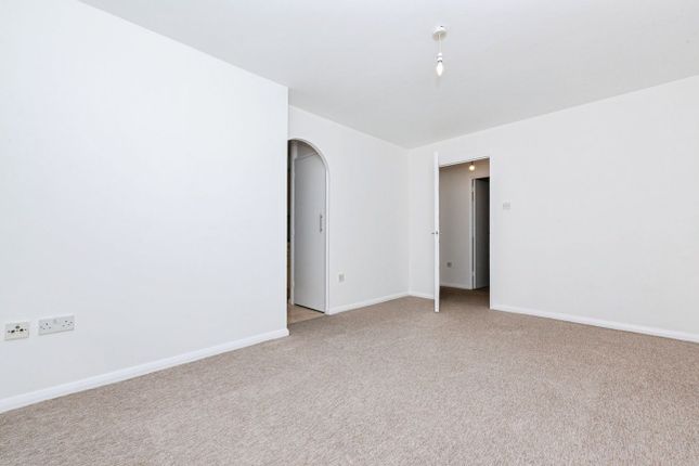 8, Porter Close, Grays photo 4