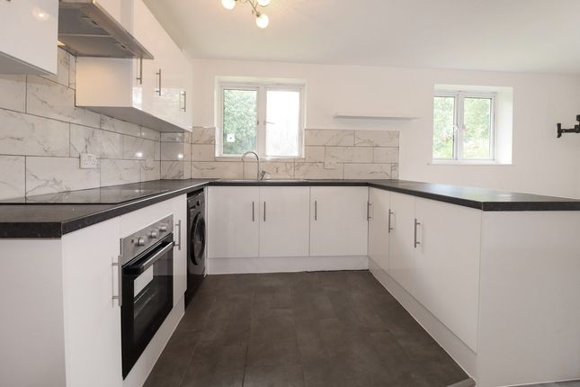 Flat Flat 2, 8, Hermitage Close, London photo 2