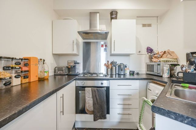 Flat to rent in Hannibal Road, Stepney, London