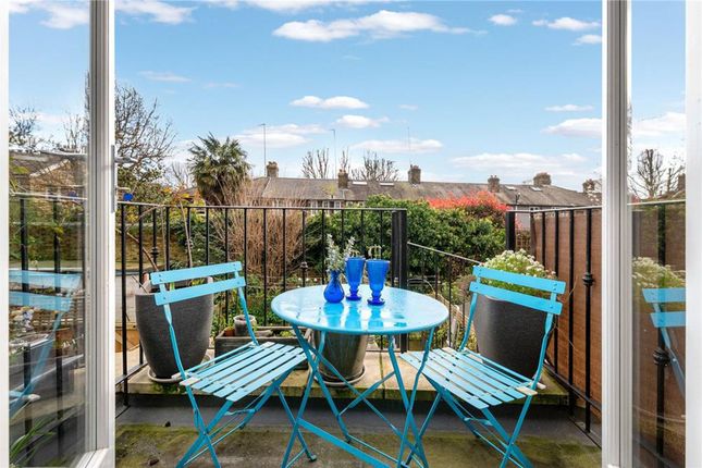 First Floor Flat, 23 Treadgold Street, London photo 4