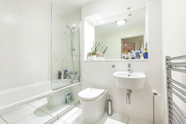 Flat for sale in Hare Marsh, London