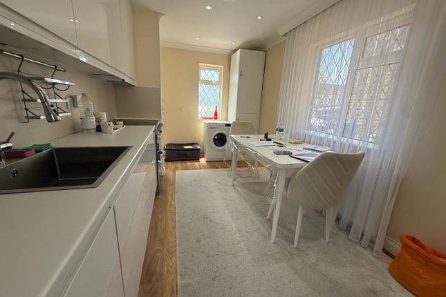 108, Sturgess Avenue, London photo 3