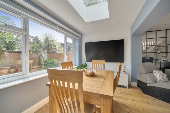 7, Conifer Close, Hampshire photo 4