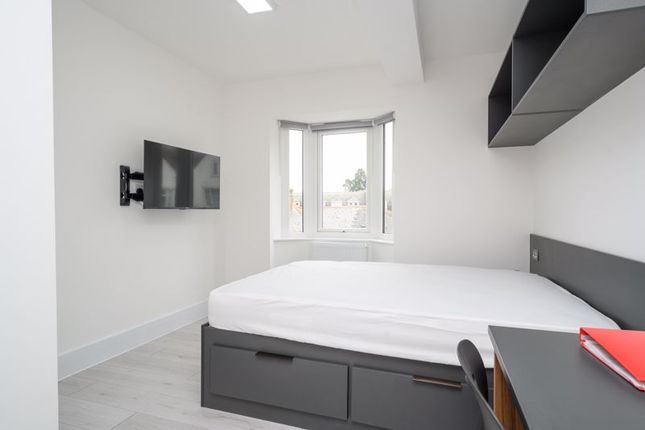 Apartment 2, Room 1, 34a High Street, Walton-On-Thames photo 2