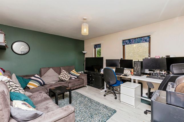 11, Oakwood Court, Crawley photo 3