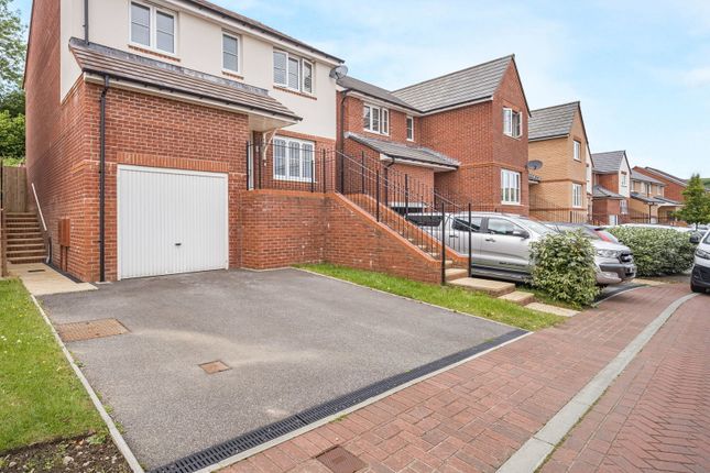 6, Cwrt Yr Hendre, Caerphilly photo 3