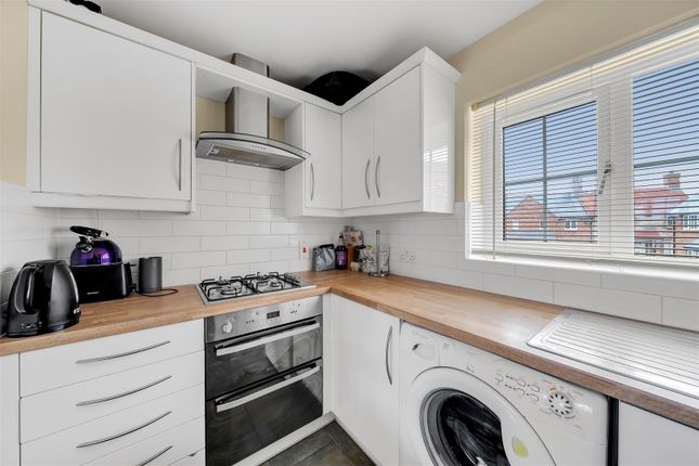 Flat 4, 21 Farwell Crescent, Weymouth photo 4