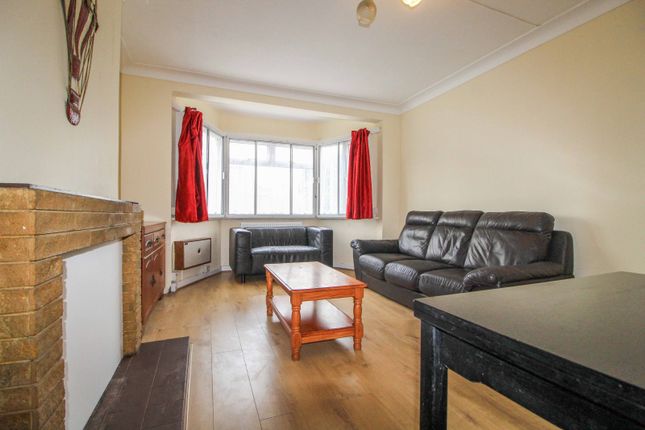 Masons Avenue, Harrow Weald photo 4