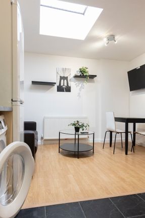 Flat to rent in Nightingale Road, London