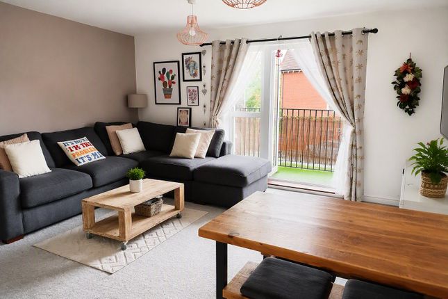 SNG SO, 37, Outfield Crescent, Berkshire photo 2