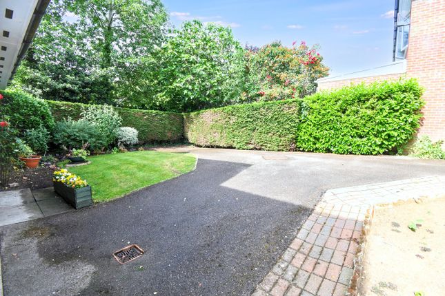 27, Osprey Close, Bedford photo 2