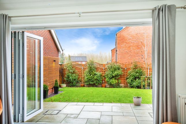 2, Wulfric Avenue, Atherstone photo 2